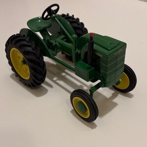 Spec Cast John Deere model LA tractor. 1/16 scale.